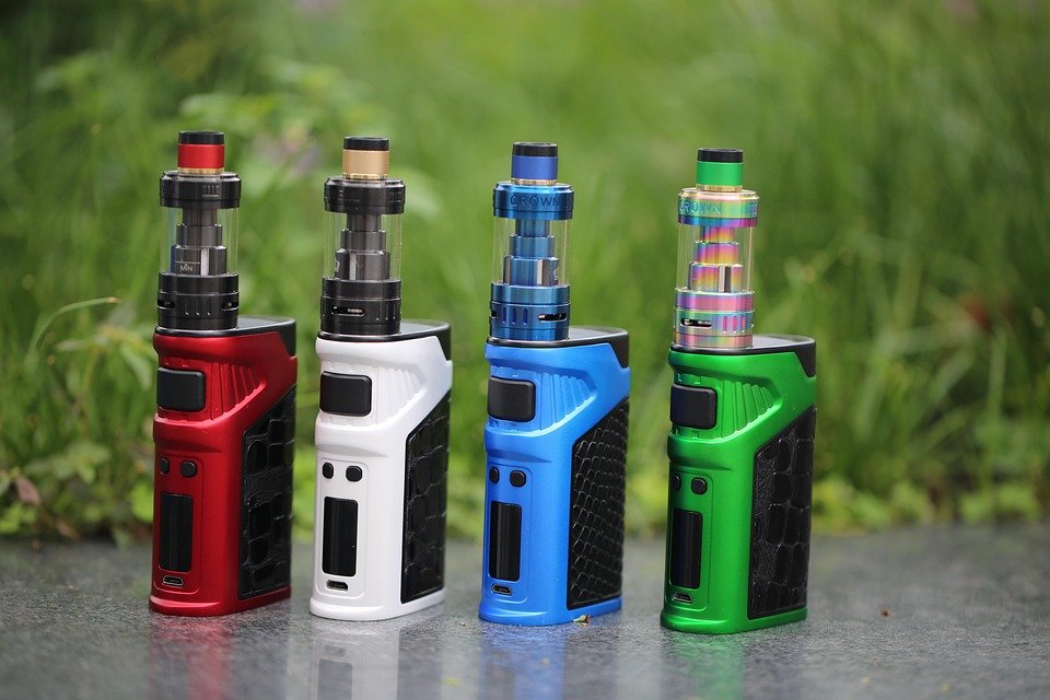 E Cigarettes And Cigarettes